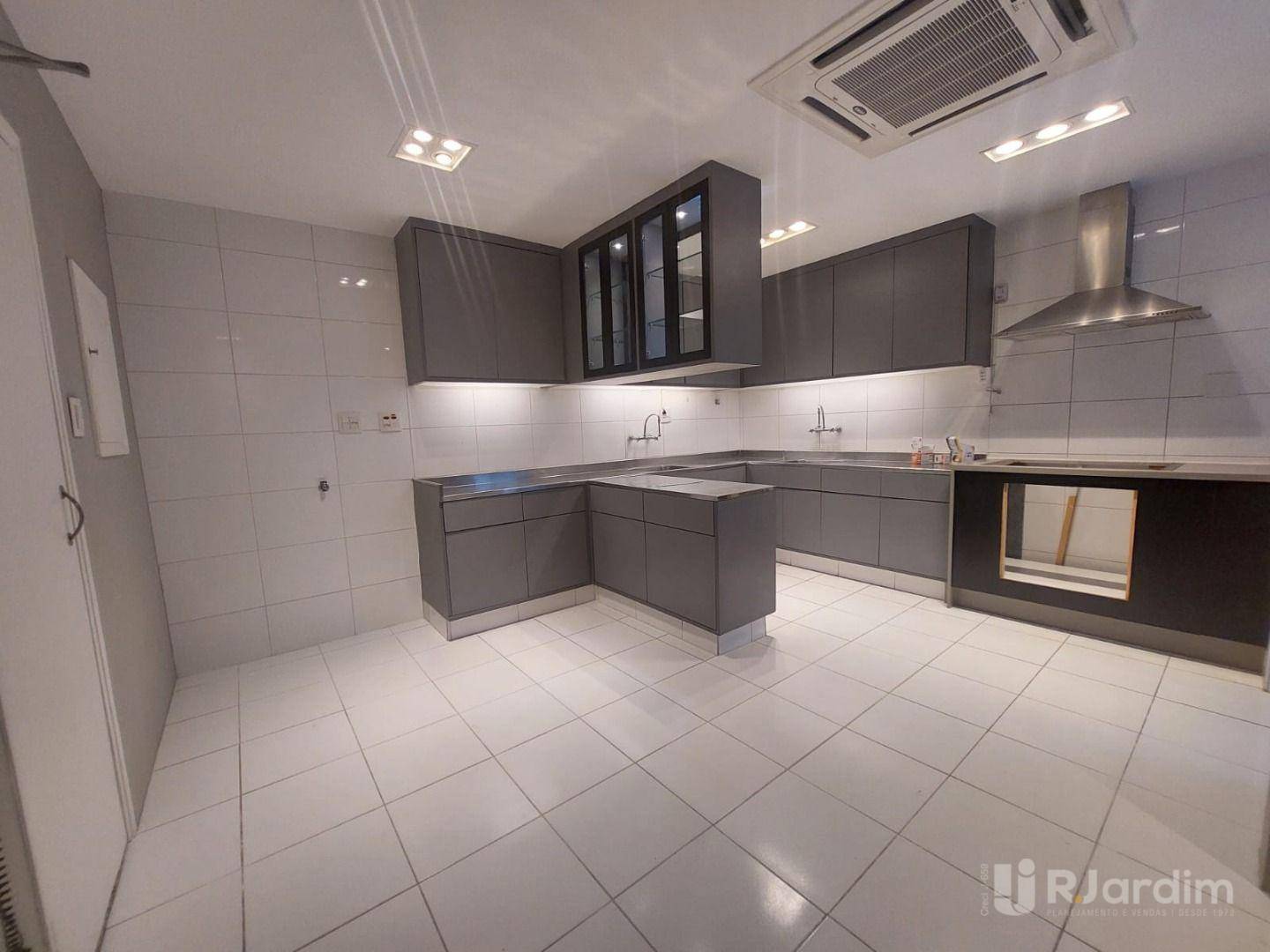 Apartamento para alugar com 4 quartos, 250m² - Foto 9