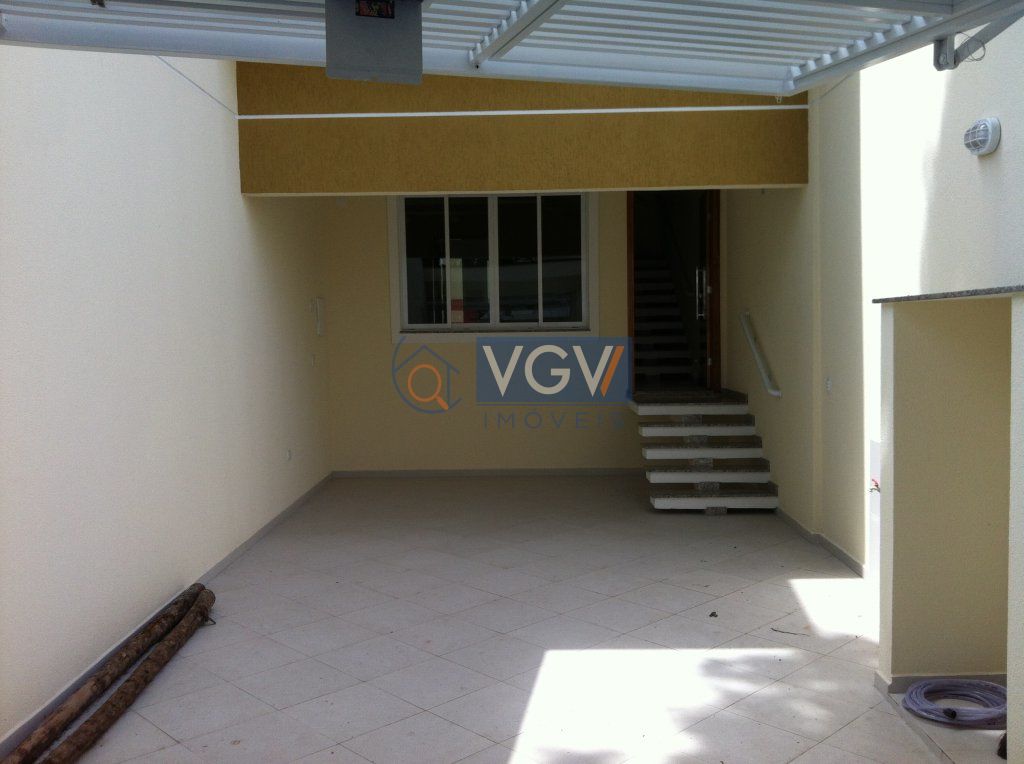 Casa à venda com 3 quartos, 102m² - Foto 1