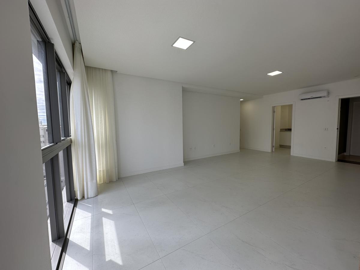 Apartamento à venda com 4 quartos, 165m² - Foto 4