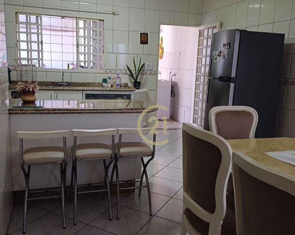 Casa à venda com 3 quartos, 150m² - Foto 2