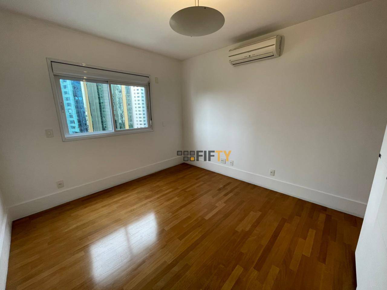 Apartamento para alugar com 3 quartos, 245m² - Foto 12