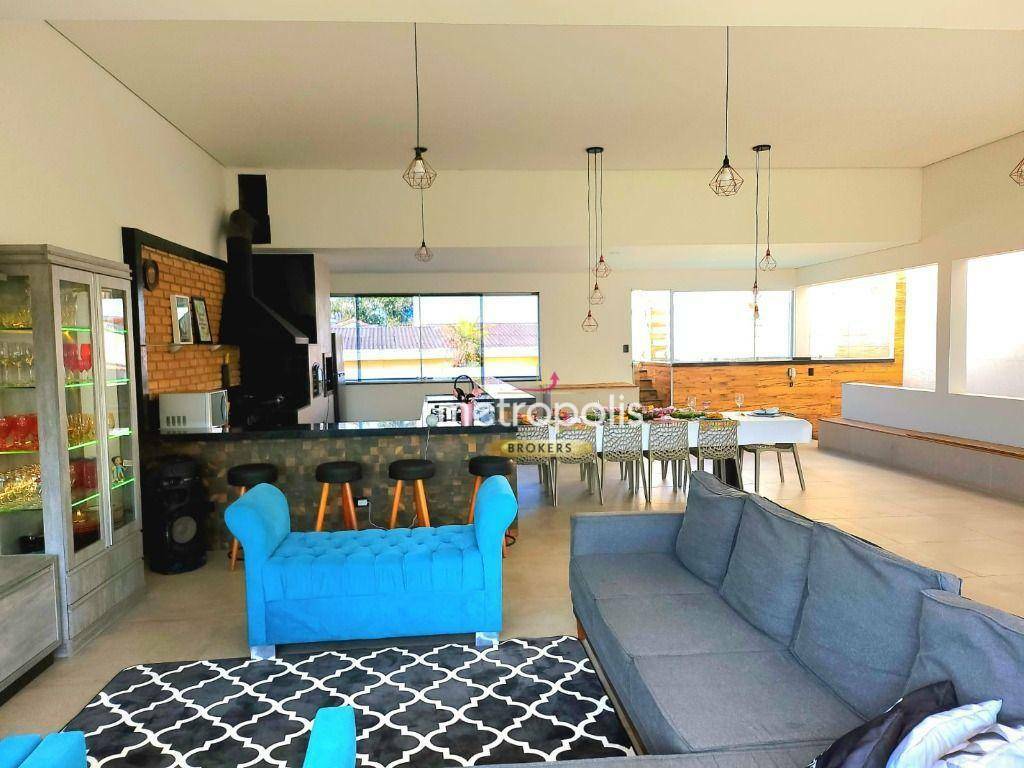 Sobrado à venda com 3 quartos, 318m² - Foto 1