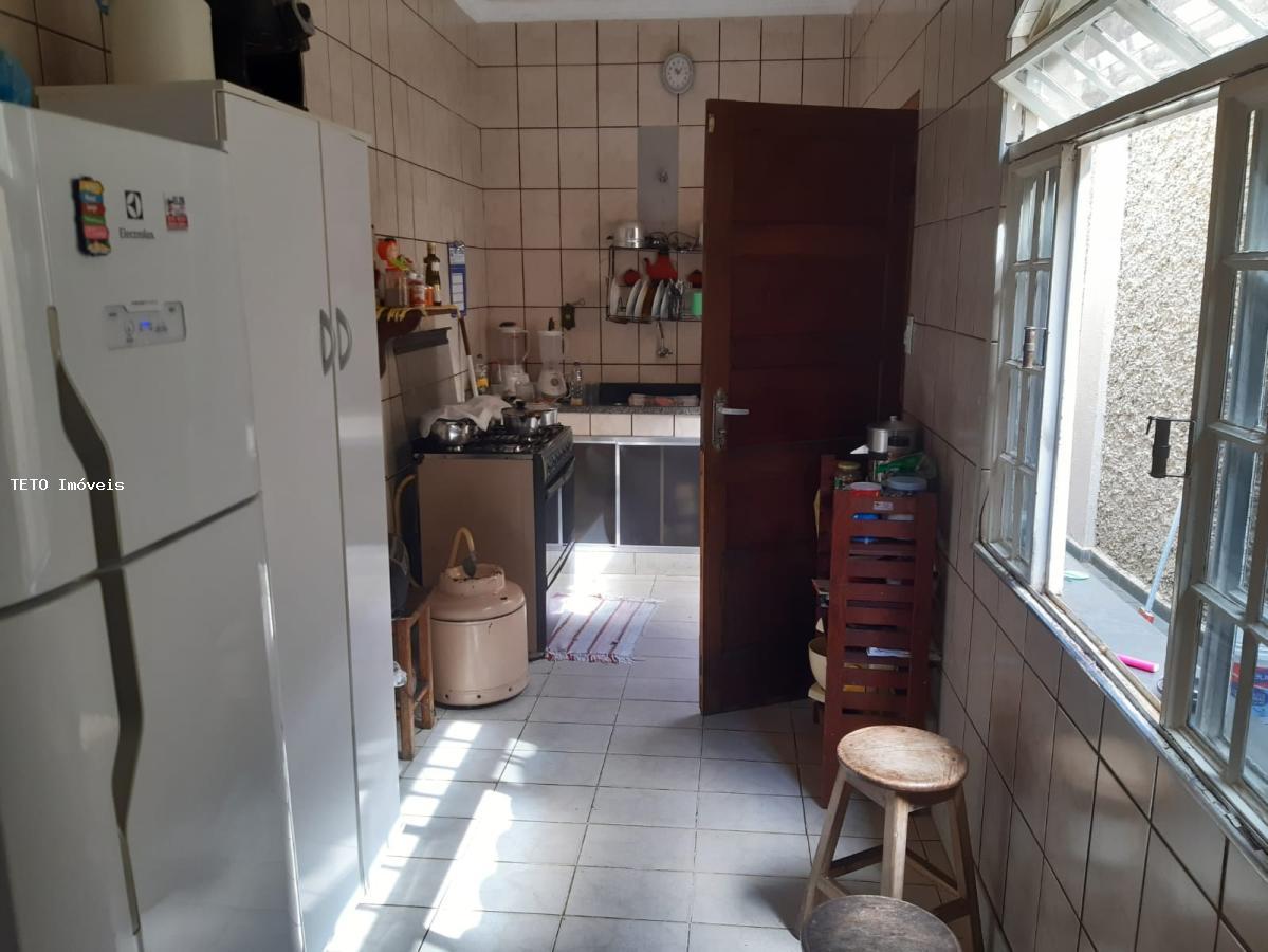 Casa à venda com 4 quartos, 200m² - Foto 13