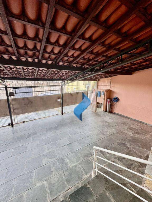 Casa à venda com 4 quartos, 210m² - Foto 3