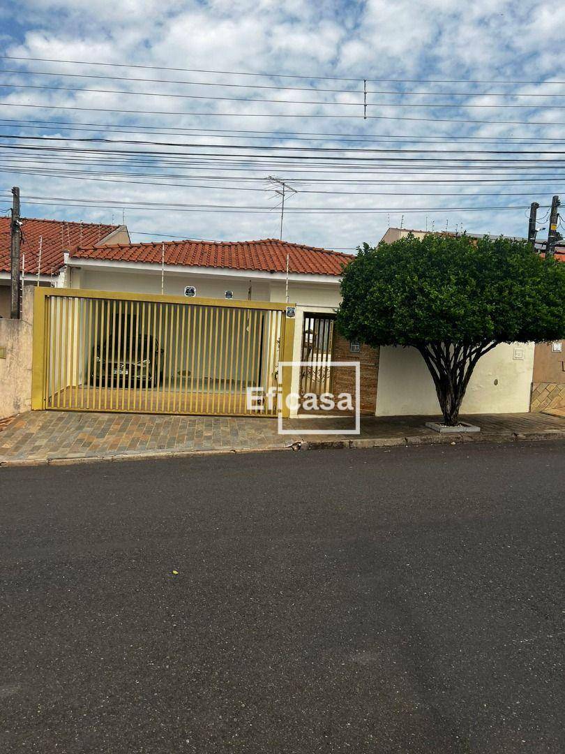 Casa à venda com 3 quartos, 240m² - Foto 1