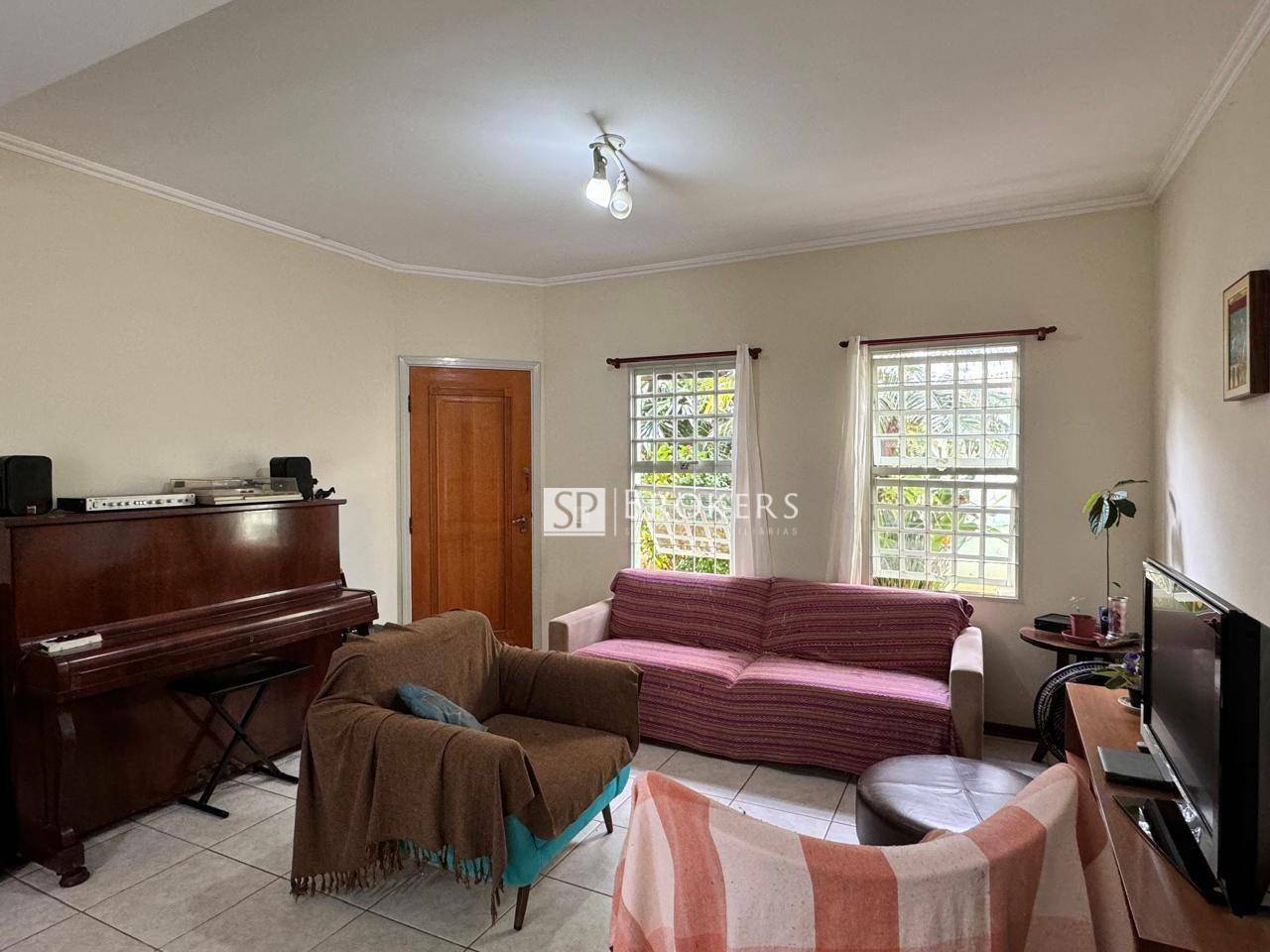 Casa à venda com 3 quartos, 196m² - Foto 1