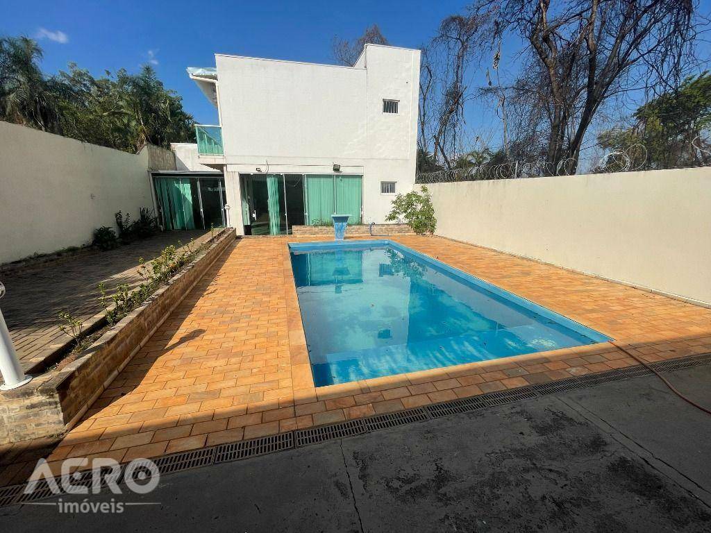 Casa de Condomínio à venda com 3 quartos, 250m² - Foto 2