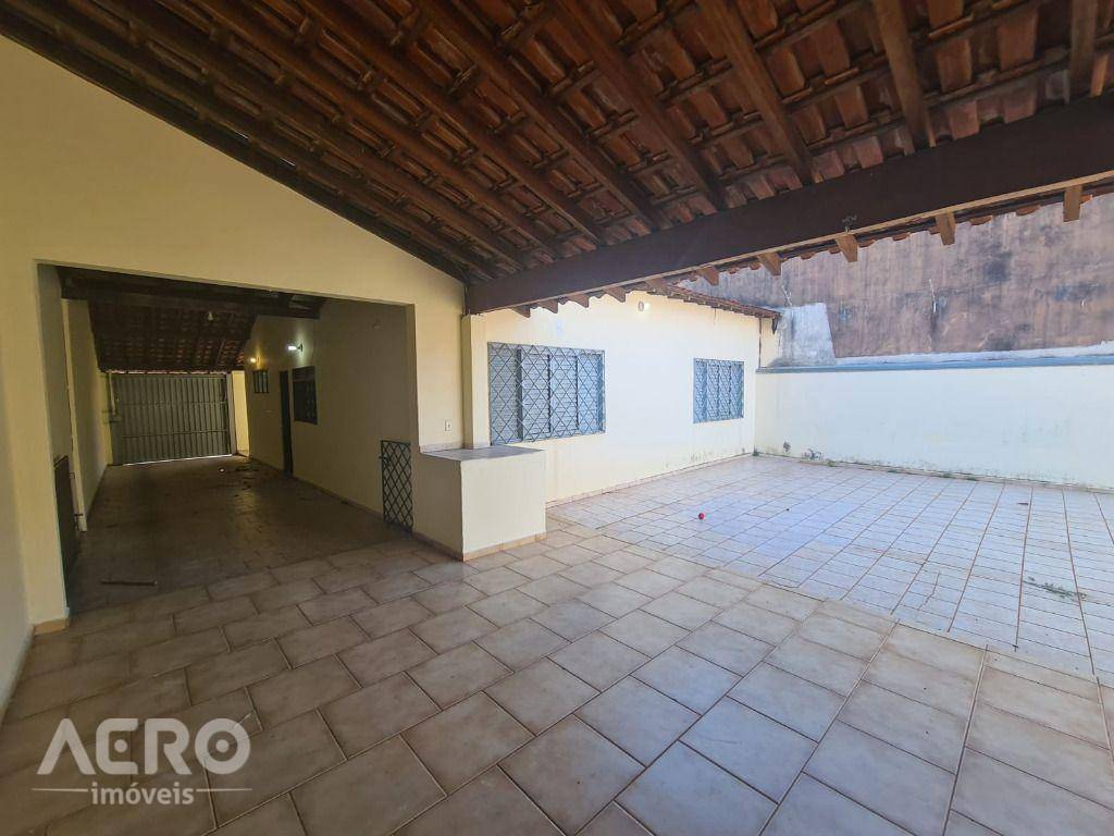 Casa à venda com 3 quartos, 182m² - Foto 1