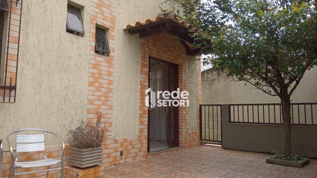 Casa à venda com 5 quartos, 264m² - Foto 4