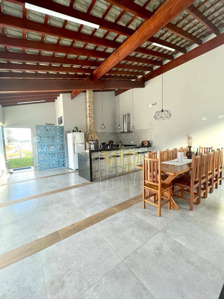 Casa à venda com 4 quartos, 275m² - Foto 1