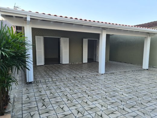 Casa à venda com 4 quartos, 210m² - Foto 1