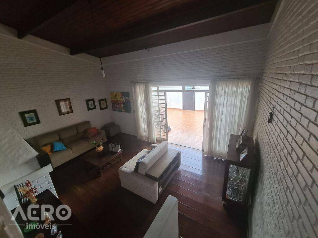 Casa à venda com 3 quartos, 184m² - Foto 1