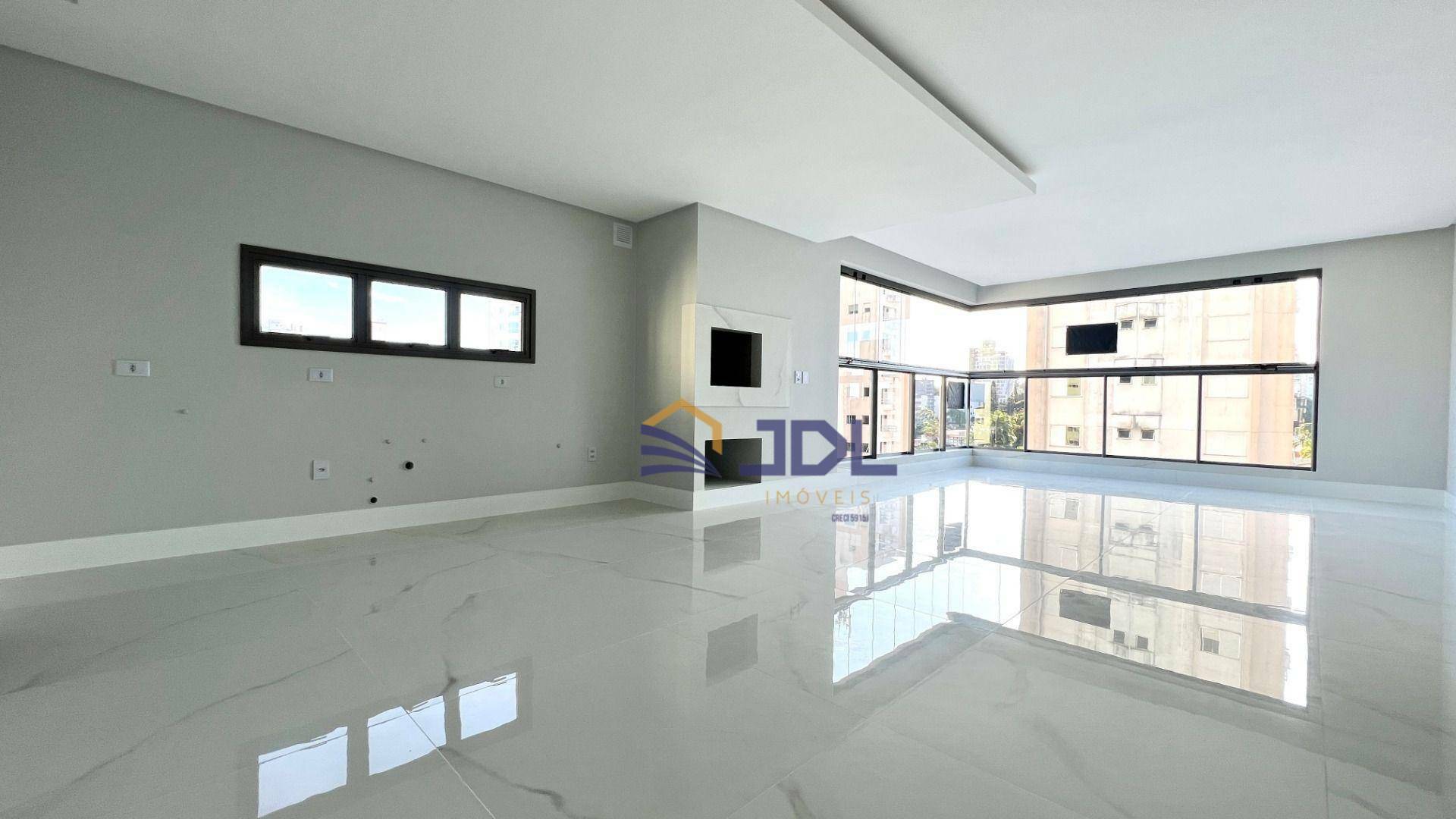 Apartamento à venda com 3 quartos, 137m² - Foto 1