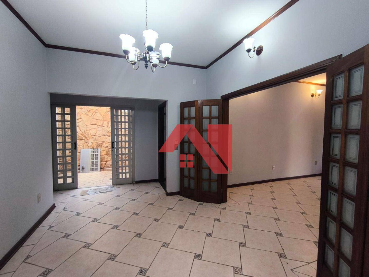 Casa à venda e aluguel com 3 quartos, 218m² - Foto 1