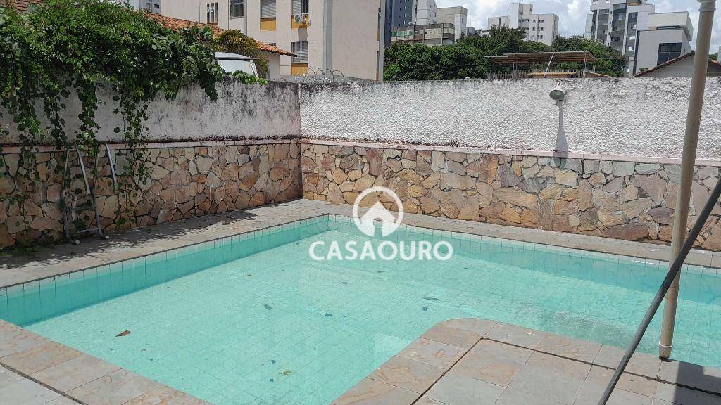 Casa à venda com 6 quartos, 400m² - Foto 2