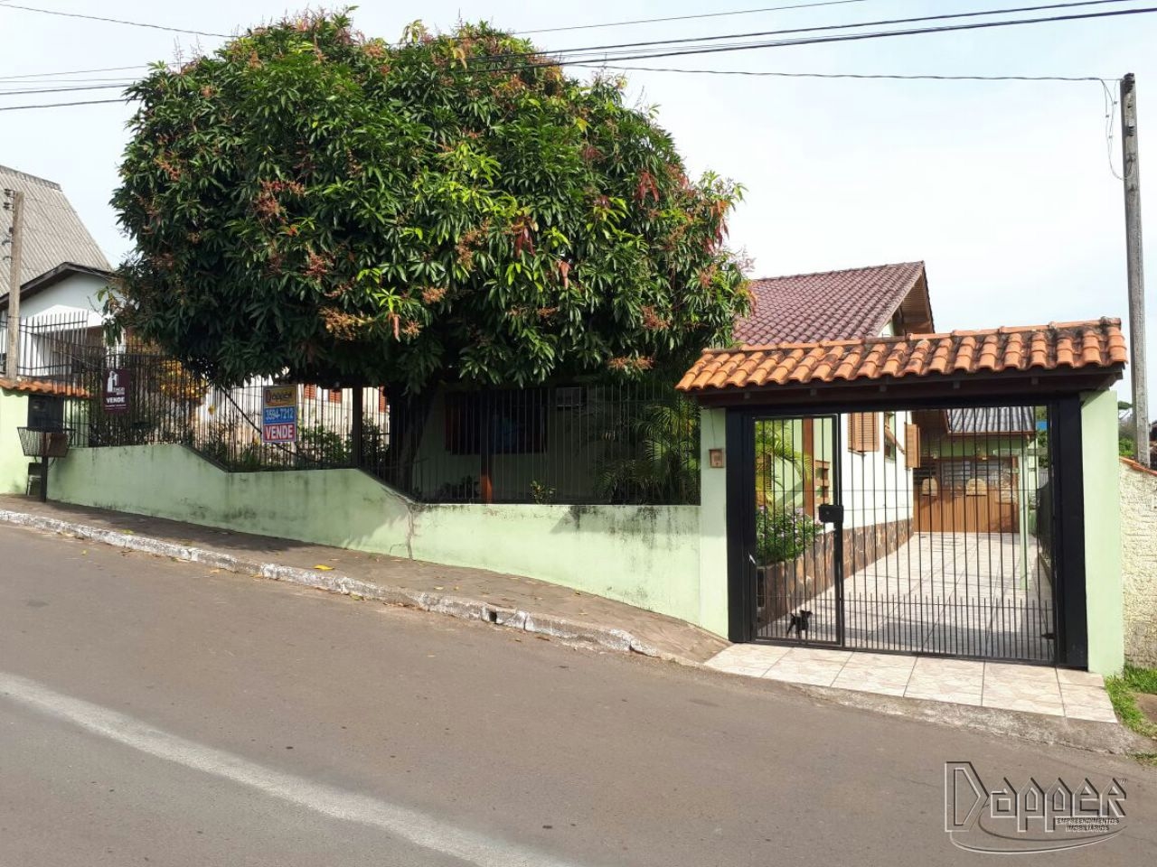 Casa à venda com 3 quartos, 150m² - Foto 1