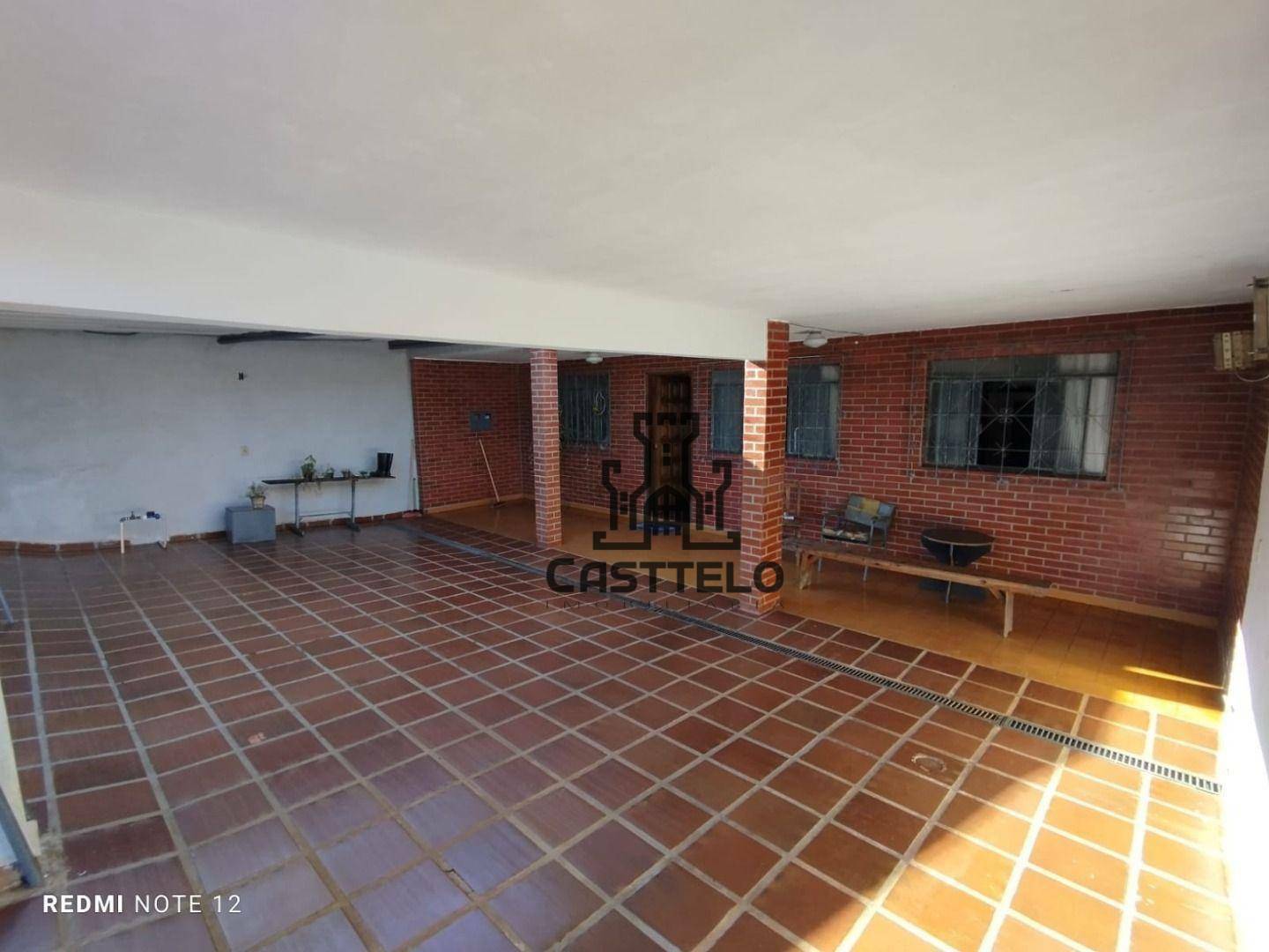 Casa à venda com 4 quartos, 240m² - Foto 1