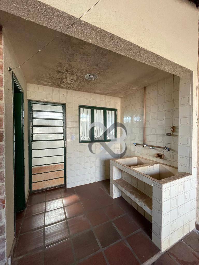 Casa à venda com 4 quartos, 200m² - Foto 3