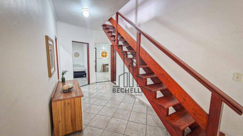 Casa para alugar com 4 quartos, 226m² - Foto 2