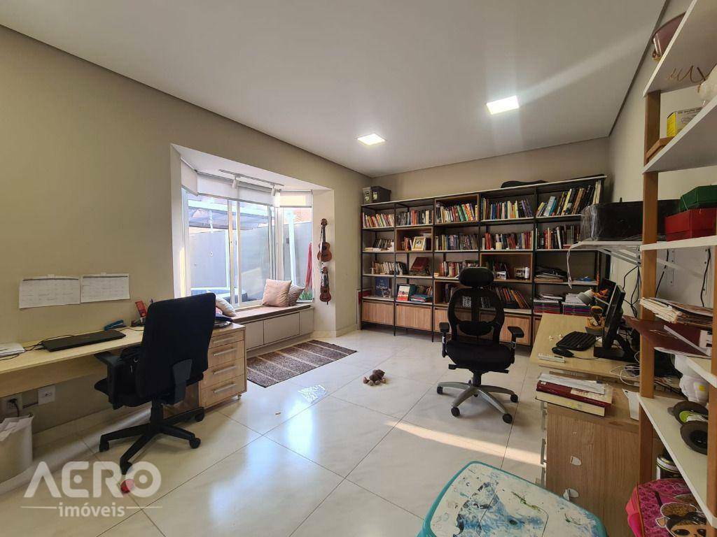 Casa de Condomínio à venda com 3 quartos, 269m² - Foto 1