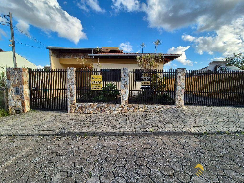 Casa à venda com 3 quartos, 240m² - Foto 1