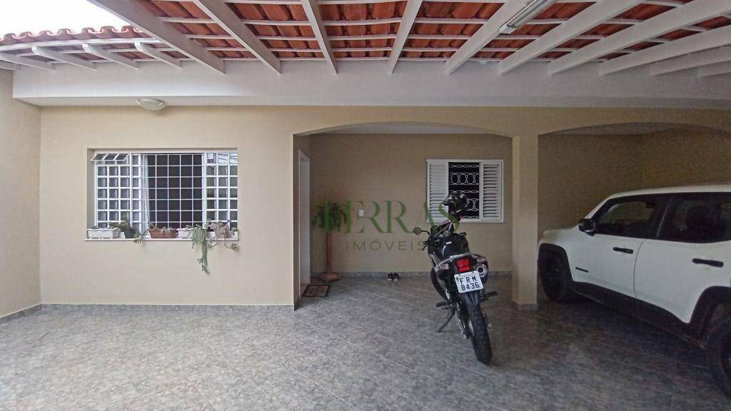 Casa à venda com 3 quartos, 158m² - Foto 1