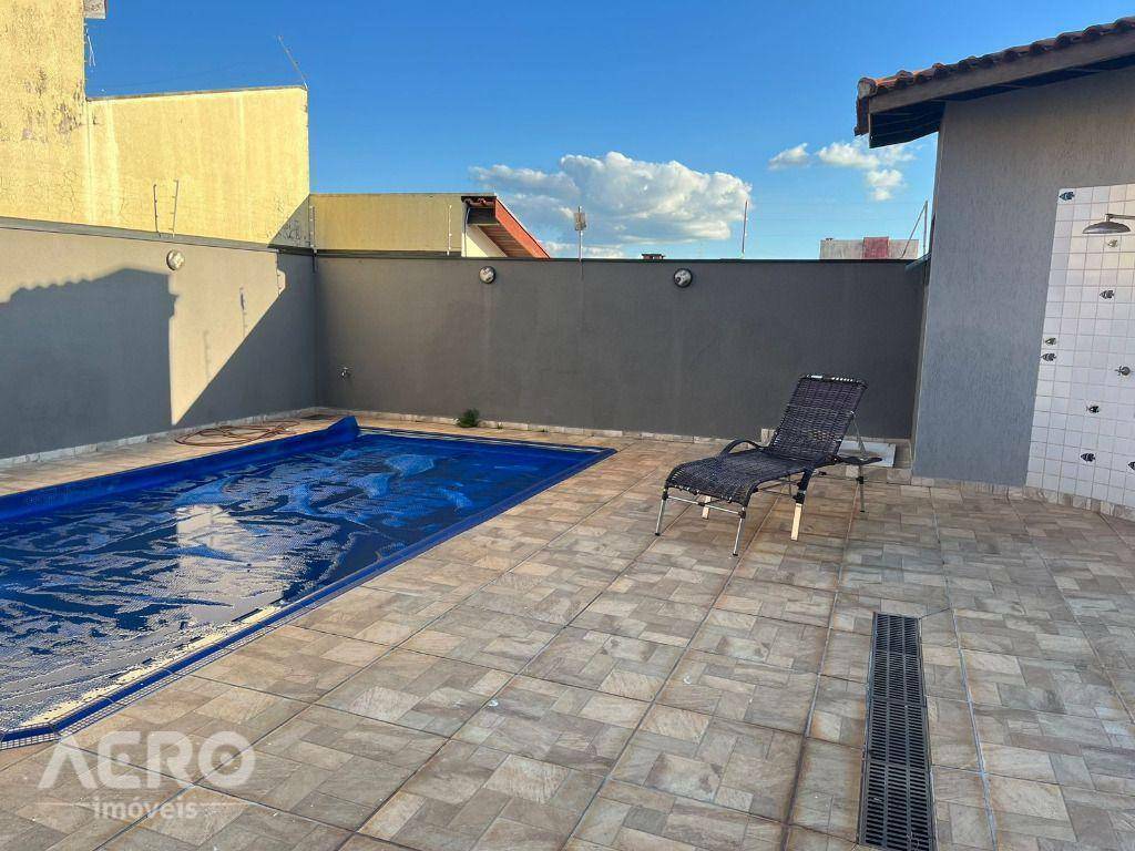 Casa à venda com 4 quartos, 382m² - Foto 1