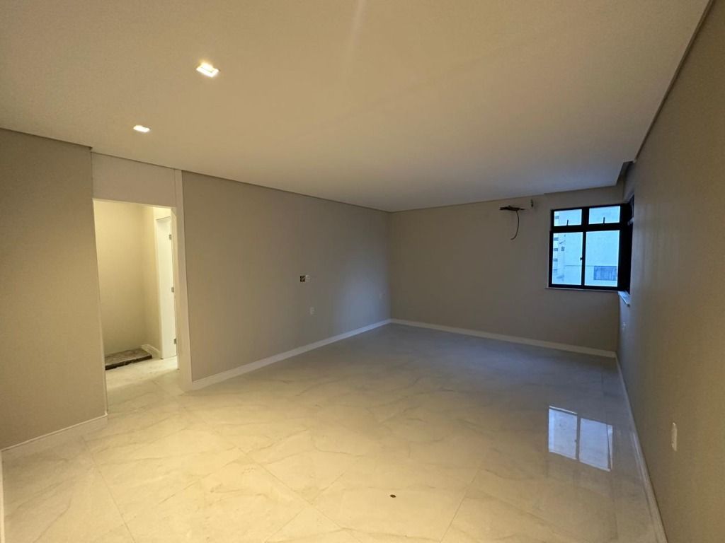 Apartamento à venda com 3 quartos, 216m² - Foto 9