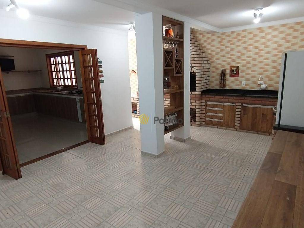 Sobrado à venda com 4 quartos, 215m² - Foto 1