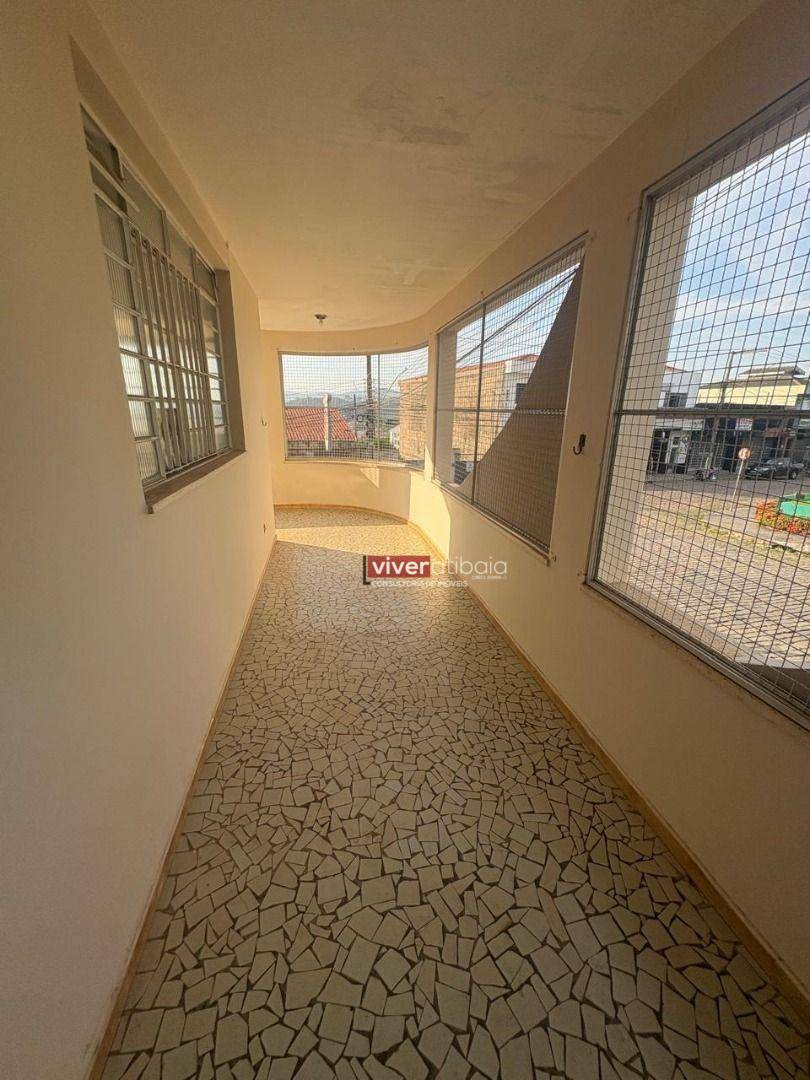 Casa para alugar com 4 quartos, 180m² - Foto 1