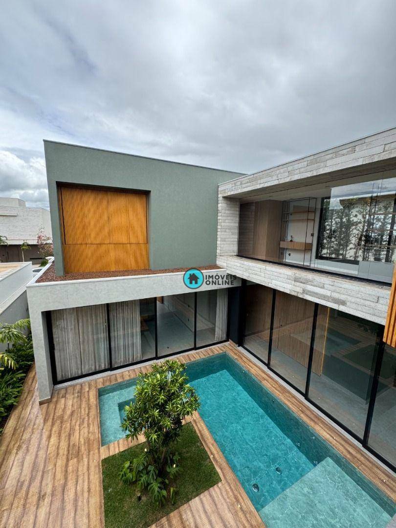 Casa de Condomínio à venda com 4 quartos, 304m² - Foto 2