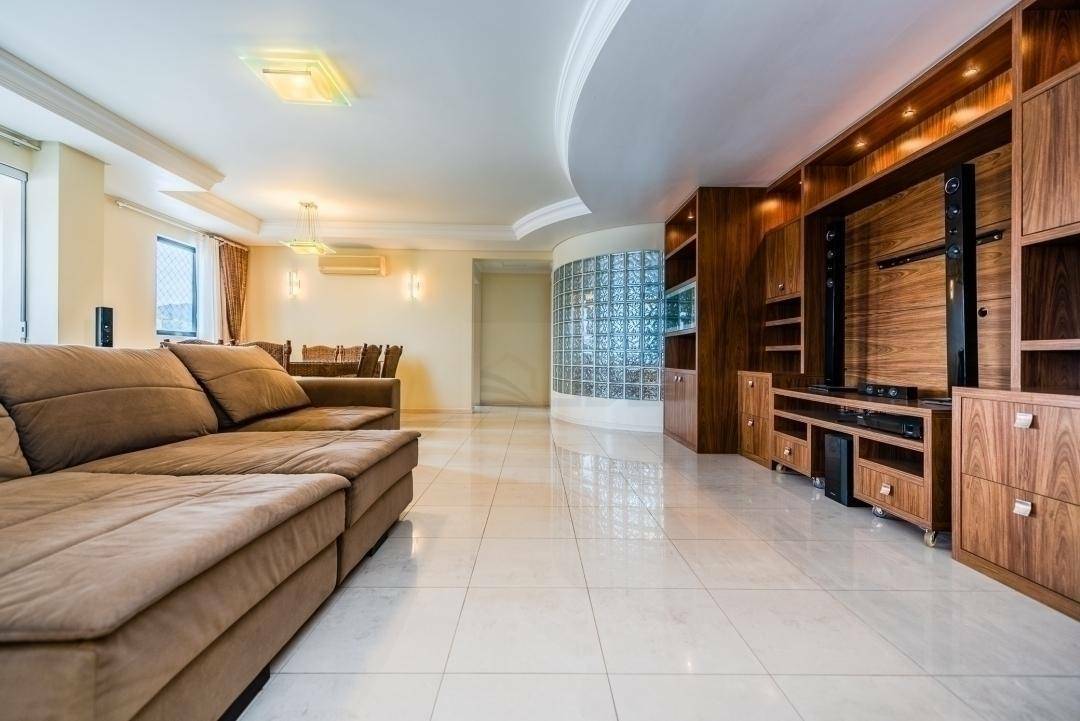 Apartamento à venda com 4 quartos, 226m² - Foto 2