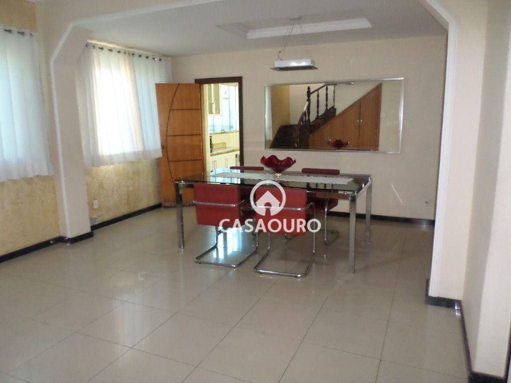 Casa à venda com 5 quartos, 300m² - Foto 1