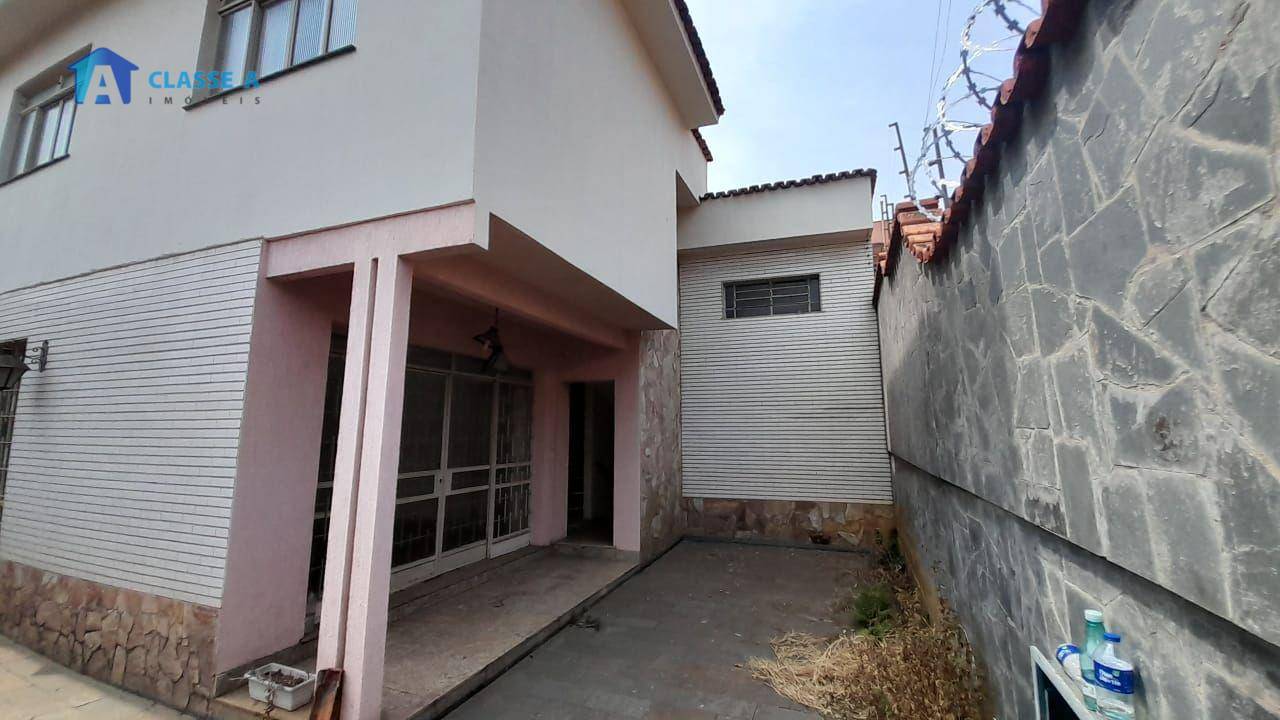 Casa à venda com 3 quartos, 250m² - Foto 1