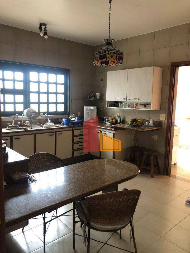 Casa à venda com 5 quartos, 3m² - Foto 12