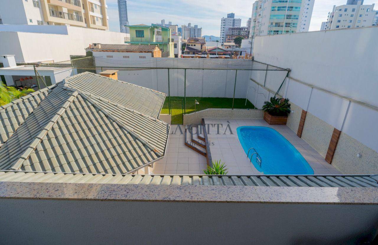 Casa à venda com 4 quartos, 381m² - Foto 2