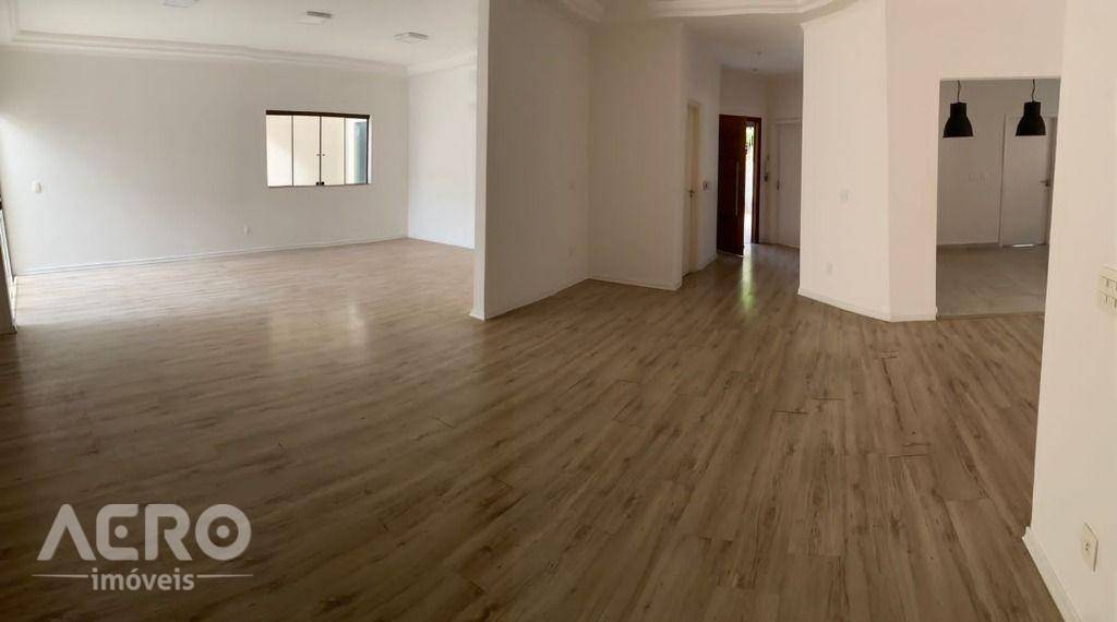 Casa à venda com 4 quartos, 300m² - Foto 1