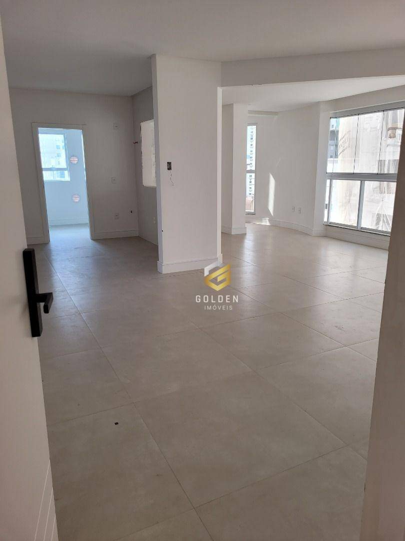 Apartamento à venda com 3 quartos, 147m² - Foto 2