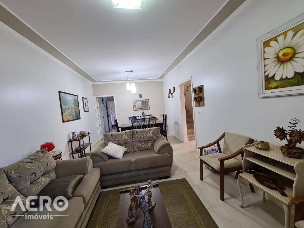 Casa à venda com 3 quartos, 195m² - Foto 1