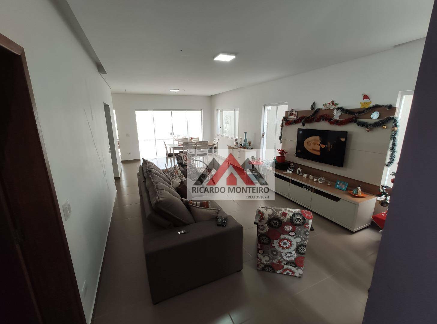 Casa à venda com 4 quartos, 210m² - Foto 1