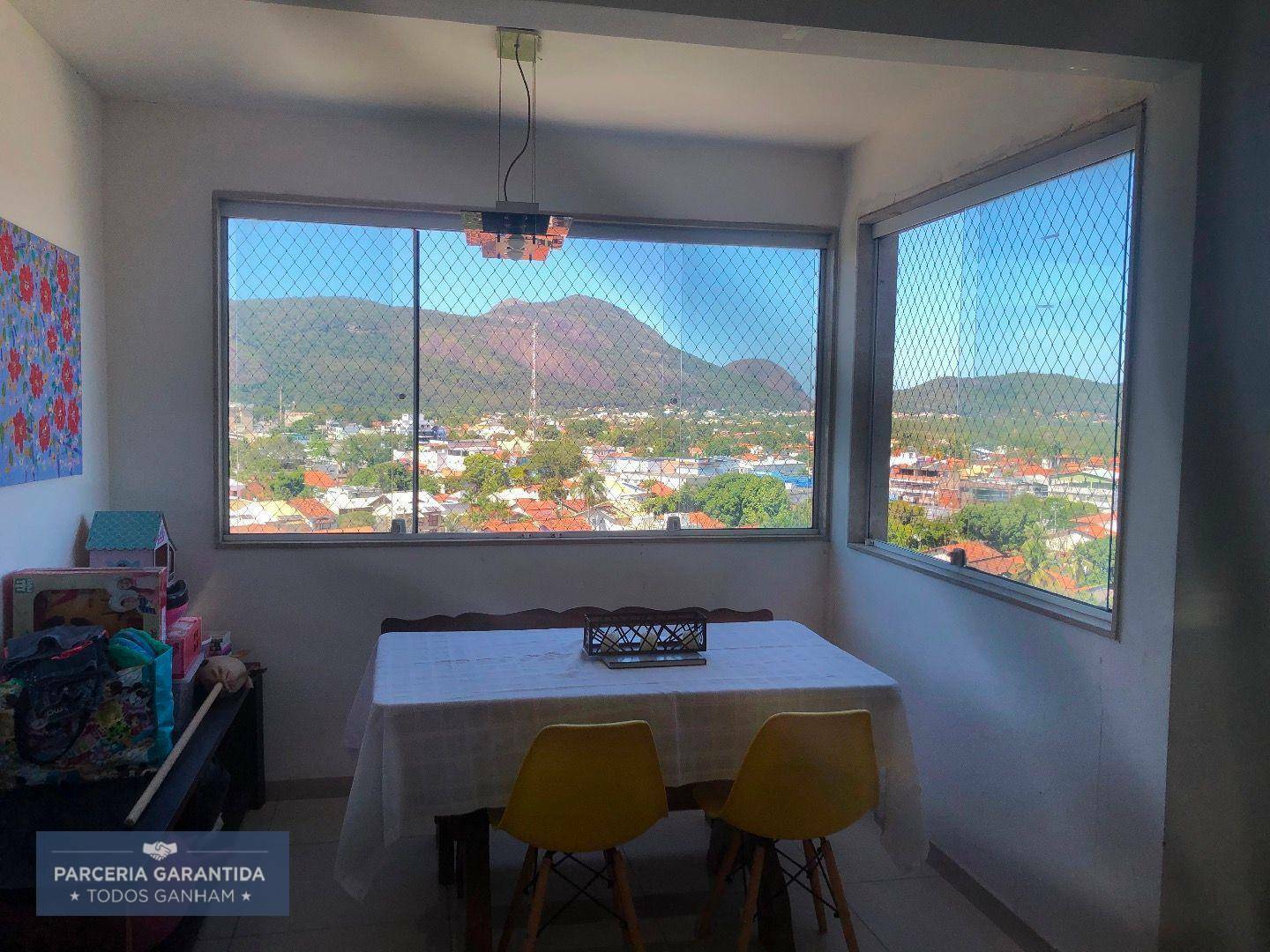 Casa à venda com 3 quartos, 240m² - Foto 2