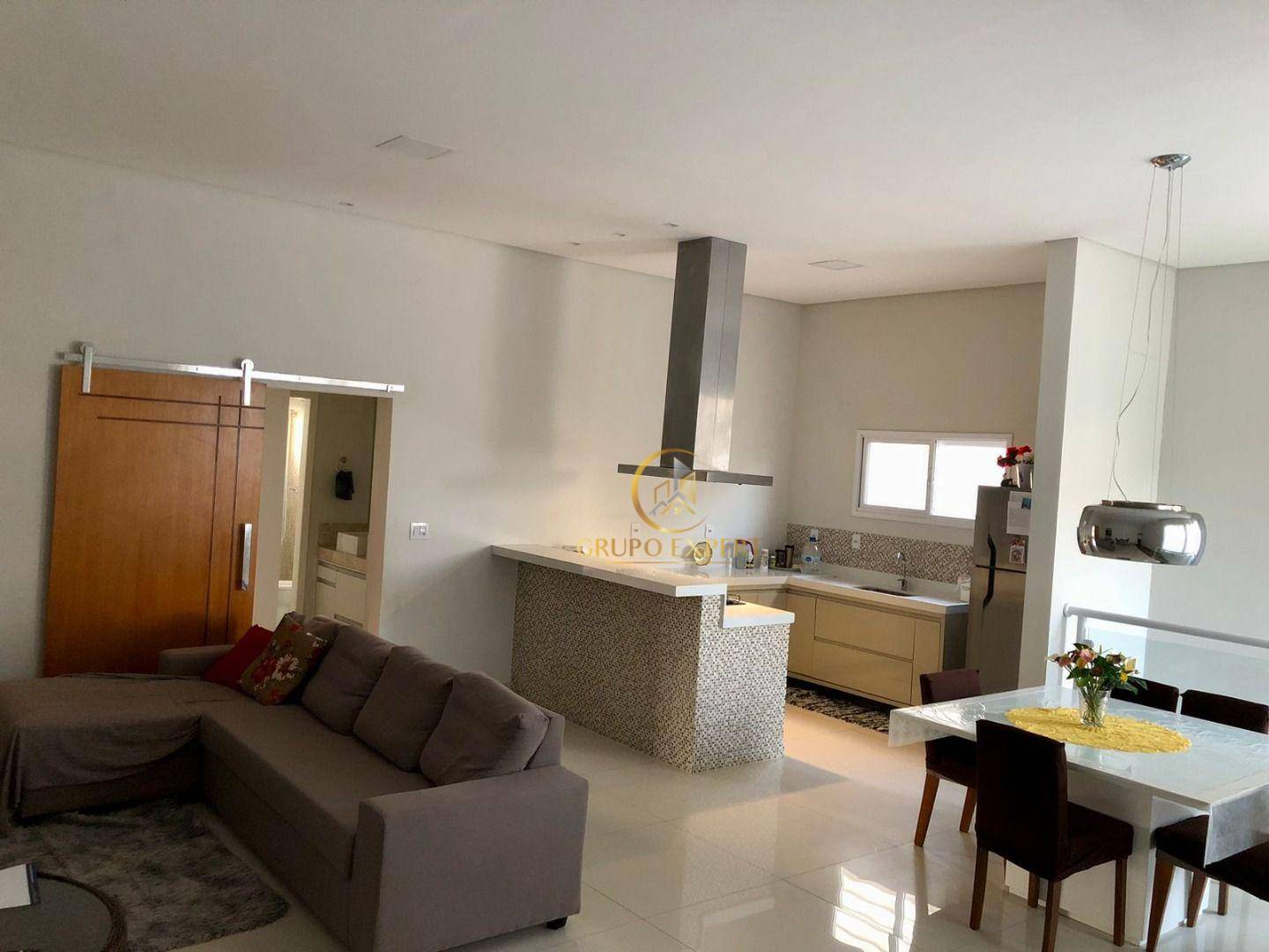 Casa de Condomínio à venda com 3 quartos, 226m² - Foto 2