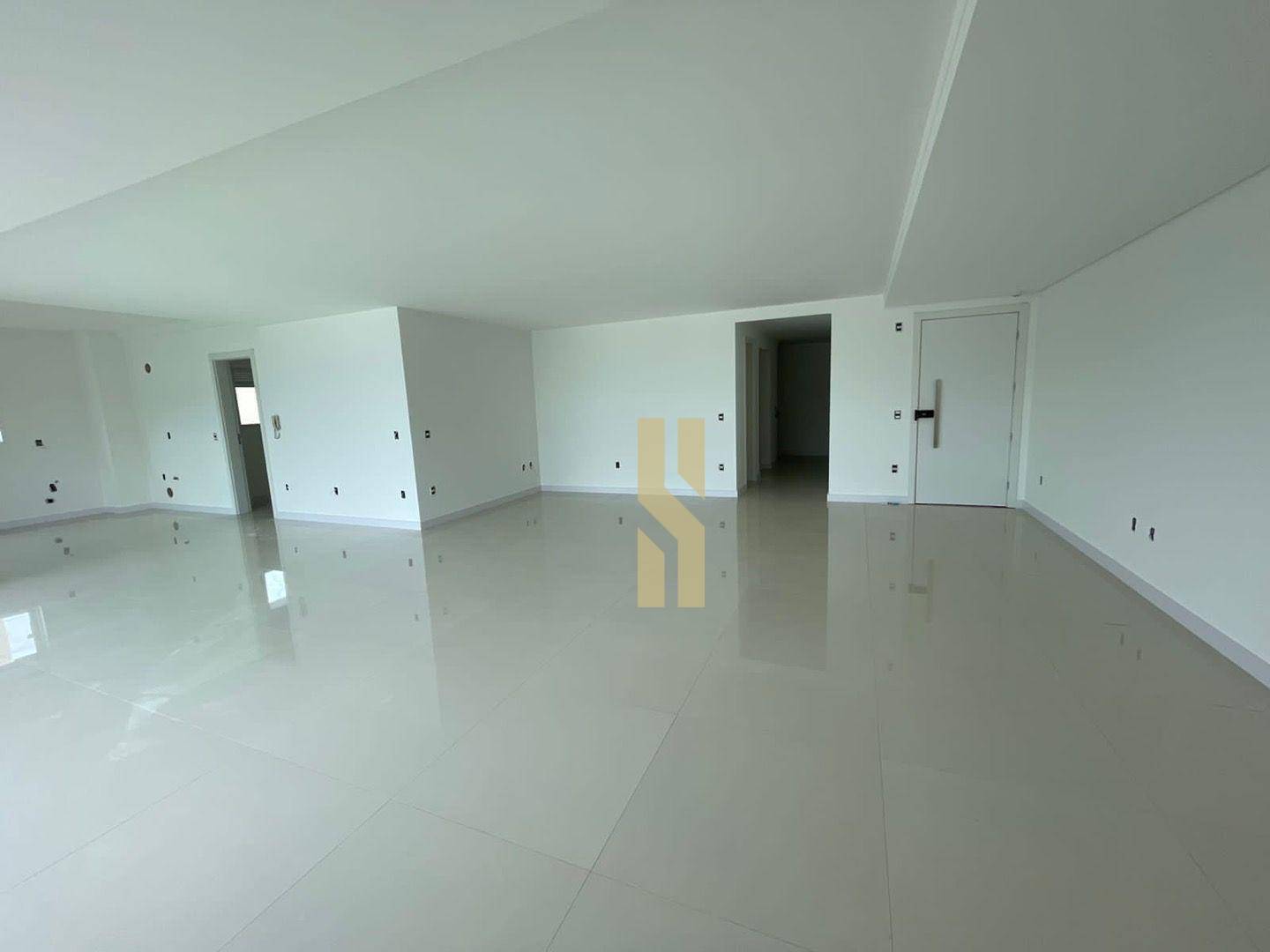 Apartamento à venda com 3 quartos, 218m² - Foto 4