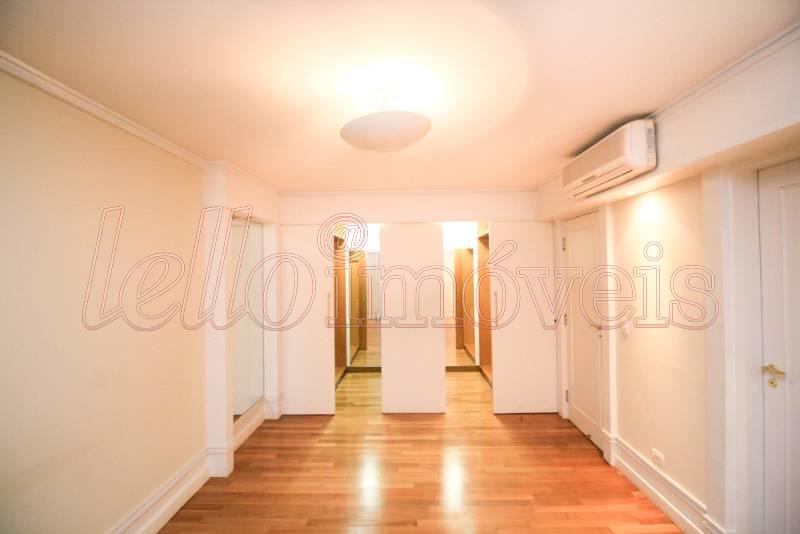 Apartamento para alugar com 3 quartos, 240m² - Foto 13