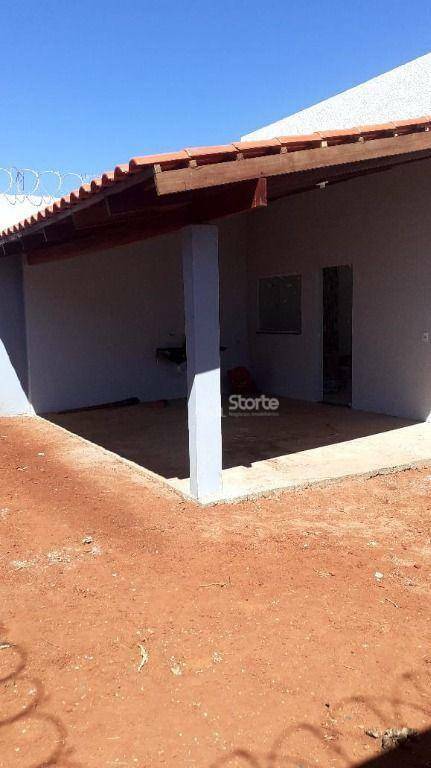 Casa à venda com 3 quartos, 70m² - Foto 2