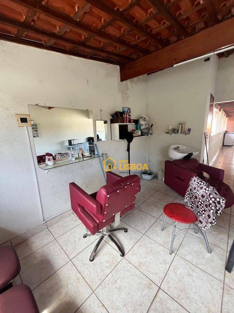 Casa para alugar com 2 quartos, 180m² - Foto 1