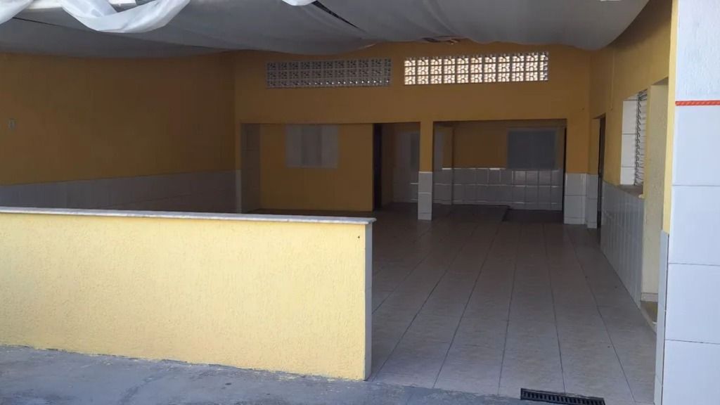 Casa à venda com 3 quartos, 210m² - Foto 2