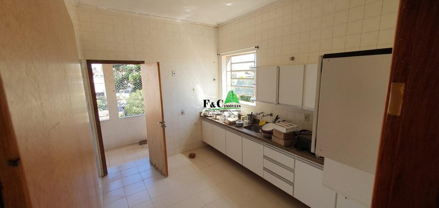 Casa para alugar com 3 quartos, 300m² - Foto 1