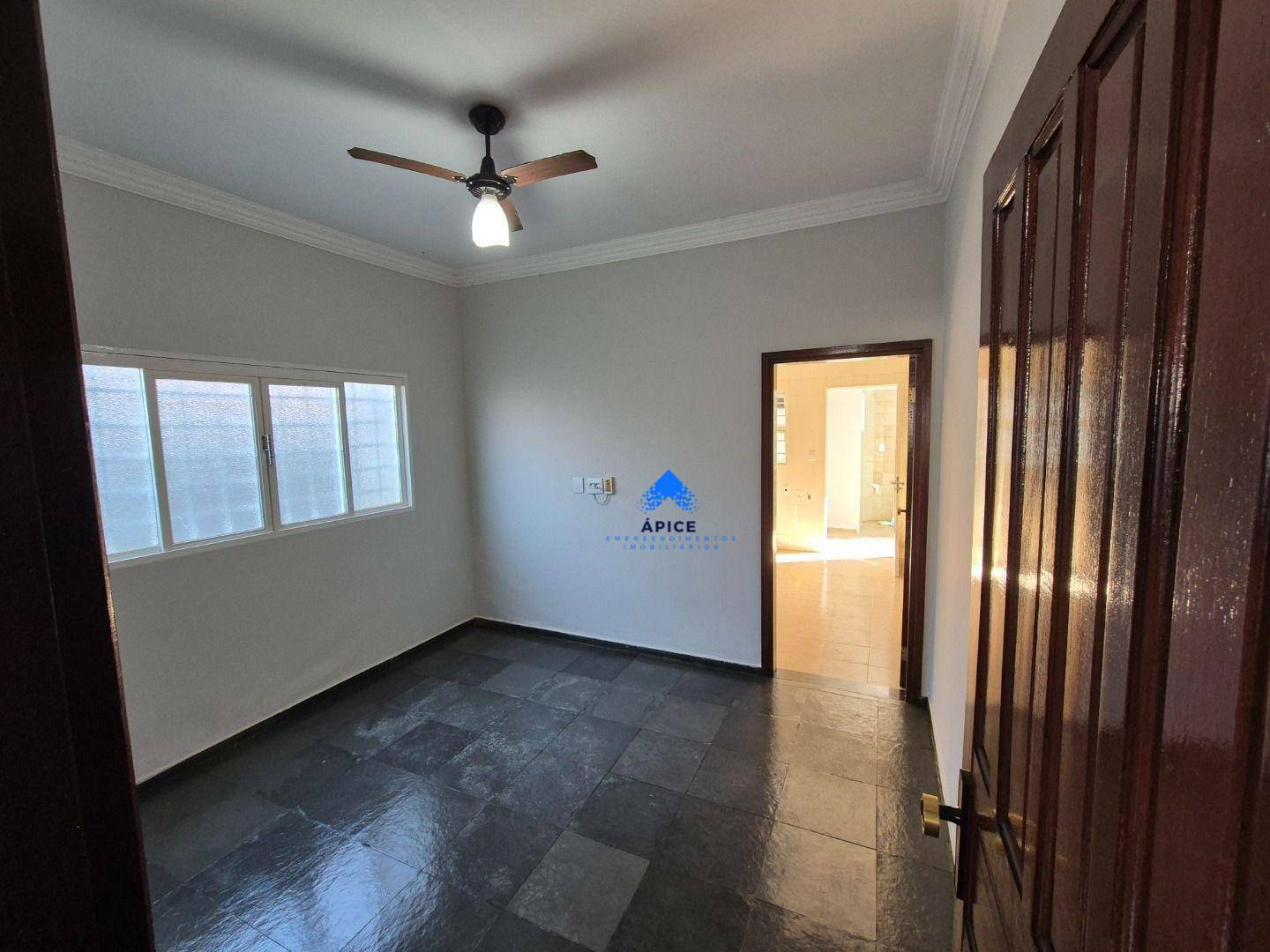 Casa para alugar com 3 quartos, 242M2 - Foto 10