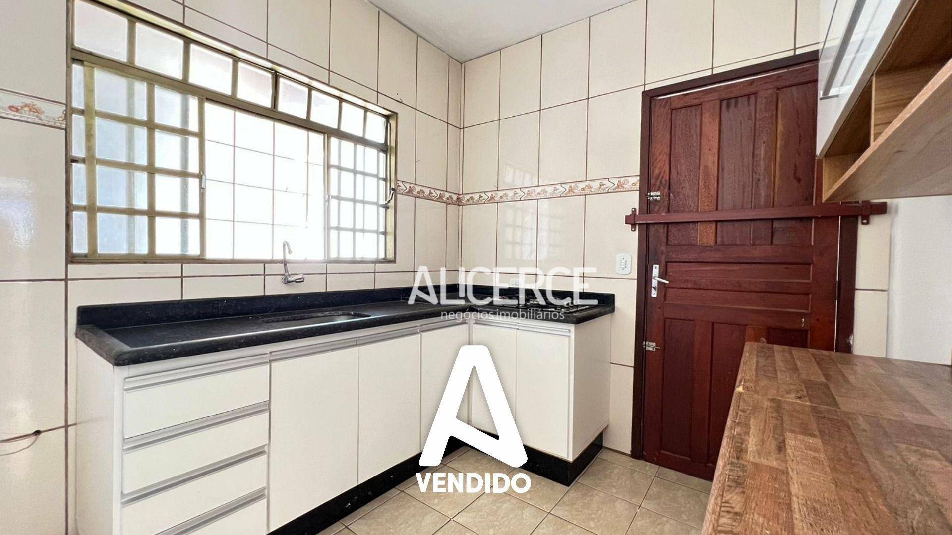 Casa à venda com 2 quartos, 117m² - Foto 1